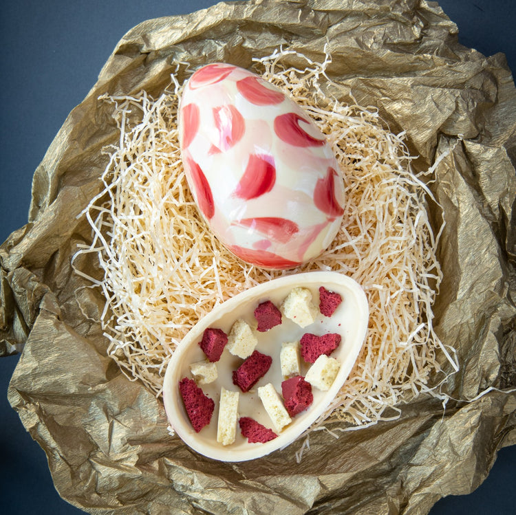 Egg-STRAW-dinary Easter Egg